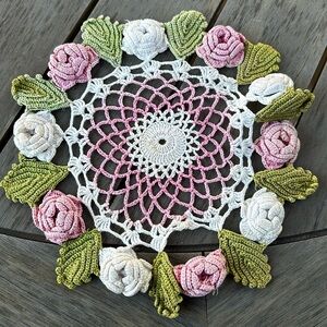 💚🩷💚Flower, doily, handmade, vintage pink, green and white